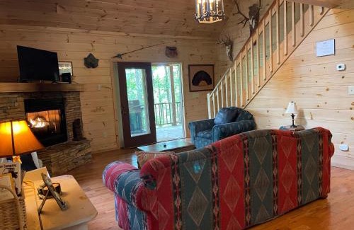 Blue Ridge Cabina | Bucksnort Lodge - Game Room and Hot Tub