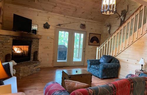 Blue Ridge Cabina | Bucksnort Lodge - Game Room and Hot Tub