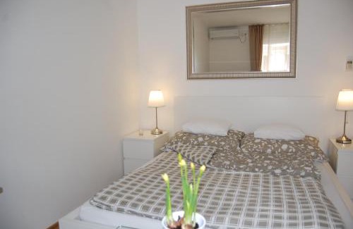 Ujlipotvaros Apartamento | Budapest Downtown Apartments with Balcony & optional Garage & Restaurant in the building