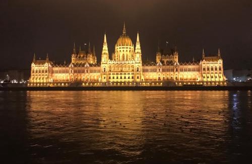 Ujlipotvaros Apartamento | Budapest Downtown Apartments with Balcony & optional Garage & Restaurant in the building