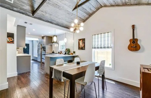 Govalle Casa | Buddy's East Austin Oasis + Sparkling Pool!