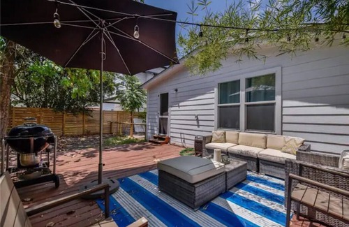 Govalle Casa | Buddy's East Austin Oasis + Sparkling Pool!