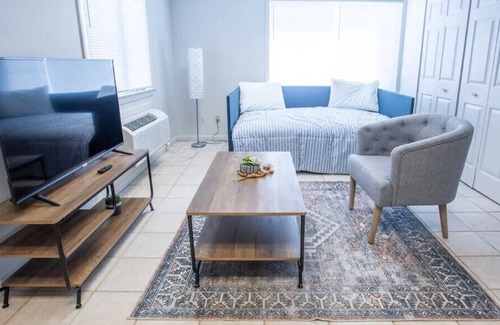 Council Bluffs Apartamento | Budget Apt W/ Parking, Kitchen,TV,Self Check-In