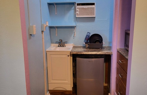 Wailuku Apartamento | Budget Downtown Studio-H w/Queen Bed, Micro-Kitchen AC, WIFI & 4 free Streamers