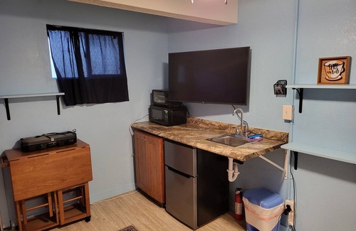 Wailuku Apartamento | Budget Downtown Studio-K w/Queen Bed, Micro-Kitchen AC, WIFI & 4 free Streamers