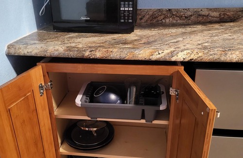 Wailuku Apartamento | Budget Downtown Studio-K w/Queen Bed, Micro-Kitchen AC, WIFI & 4 free Streamers