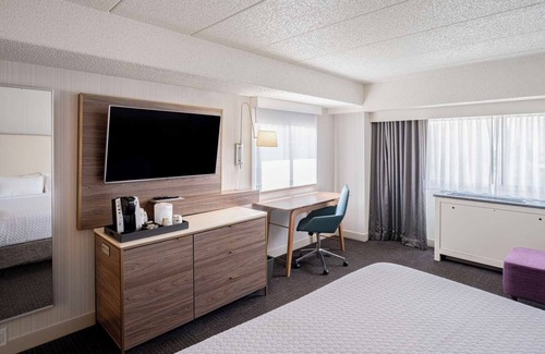 Downtown Columbus Hotel | Budget-Friendly Getaway! Near Kelton House Museum and Garden, Pet-Friendly