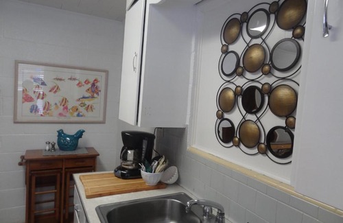 Mount Ida Hotel | Budget friendly queen studio with full kitchen, two queen beds and sleeper sofa Hotel Room