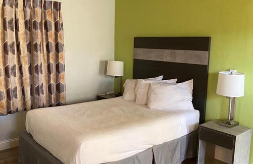 Poinciana Park Hotel | Budget Inn South