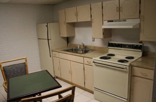 Sugar Creek Hotel | Budget Inn