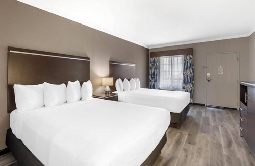 North Redondo Hotel | Budget Stay w/Breakfast Included – Minutes from South Bay Galleria Mall