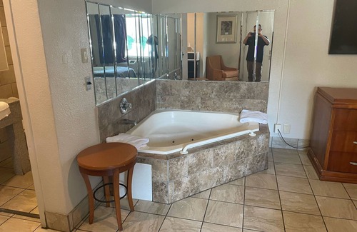 Bashford Manor Hotel | Budgetel Inn & Suites