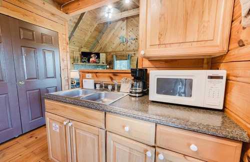 Townsend Cabina | Budro's Bungalow 2 Bedroom Cabin by RedAwning