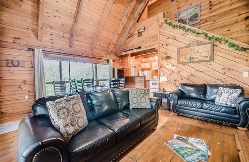 Townsend Cabina | Budro's Bungalow 2 Bedroom Cabin by RedAwning