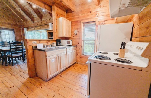 Townsend Cabina | Budro's Bungalow 2 Bedroom Cabin by RedAwning