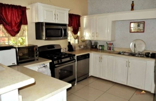 Port of Spain Apartamento | BUENA VISTA | Views Pool Location Wellness Nature