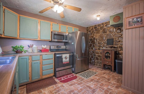 Robbinsville Cabina | Buffalo Creek Cabin | Hot Tub & Creekfront Escape