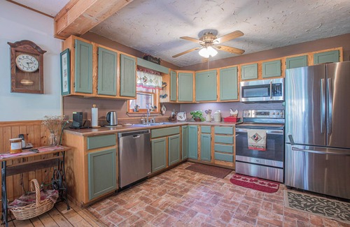 Robbinsville Cabina | Buffalo Creek Cabin | Hot Tub & Creekfront Escape