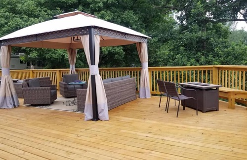 Bryson City Cama Y Desayuno | "Buffalo" Guestroom at bed and breakfast on11 park-like acres