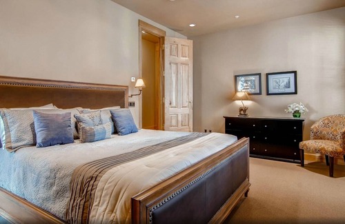 Edwards Condominio | Buffalo Park #3 3 Bedroom Home by RedAwning