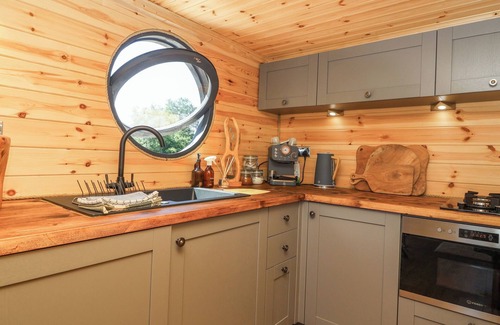 Gillingham Cabaña | BUGLEY POOLS HIDEAWAY, romantic, with a garden in Gillingham