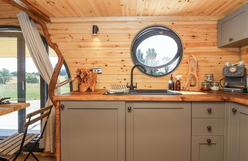 Gillingham Cabaña | BUGLEY POOLS HIDEAWAY, romantic, with a garden in Gillingham