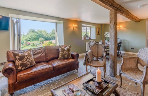 Snowshill Village Cabaña | Built in the 1700s and conveniently situated next door to the local village pub, 1 Broughwood Cottag
