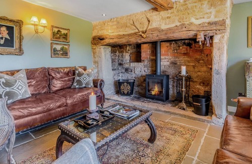 Snowshill Village Cabaña | Built in the 1700s and conveniently situated next door to the local village pub, 1 Broughwood Cottag