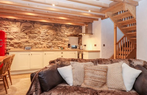 Nefyn Cabaña | BULL BACH (OLD SMITHY), pet friendly, with a garden in Nefyn