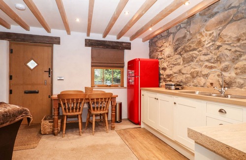 Nefyn Cabaña | BULL BACH (OLD SMITHY), pet friendly, with a garden in Nefyn