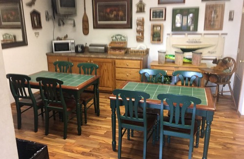 Poplar Bluff Hotel | Bullwinkles Rustic Lodge