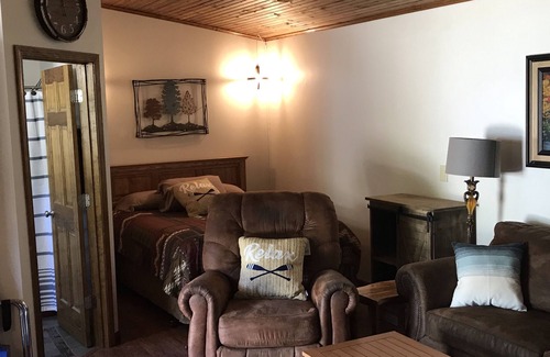 Poplar Bluff Hotel | Bullwinkles Rustic Lodge