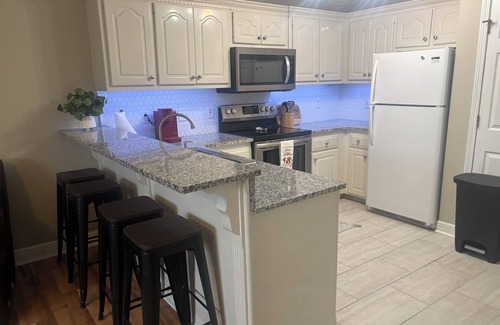 Starkville Apartamento | Bully's Retreat is a charming 2-bedroom apartment in vibrant Starkville