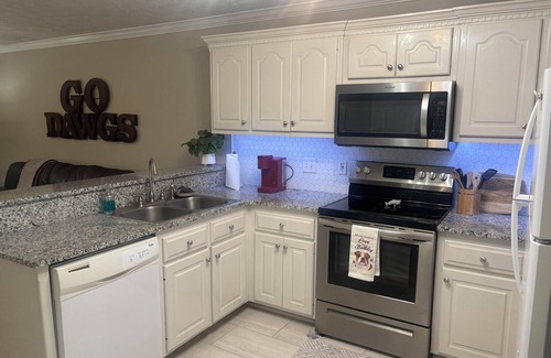 Starkville Apartamento | Bully's Retreat is a charming 2-bedroom apartment in vibrant Starkville