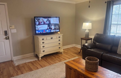 Starkville Apartamento | Bully's Retreat is a charming 2-bedroom apartment in vibrant Starkville