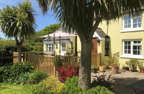 Hartland Casa | Bumble Bee Cottage