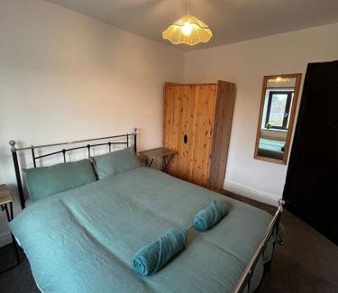 Sheffield Casa | Bumblebee Cottage 3-Bed Family Stay near Sheffield with Garden & Free Parking