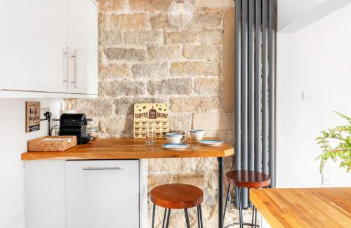 Crich Casa | Bumblebee cottage in Crich, Peak District, Cosy retreat for two