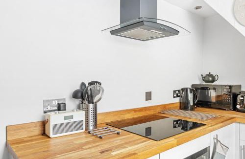 Crich Casa | Bumblebee cottage in Crich, Peak District, Cosy retreat for two