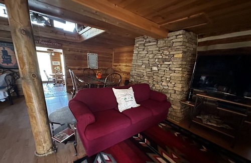 Mountain View Otro | Bumpy’s Hollow~tranquil farmhouse built around a mid-1800's hand hewn log cabin