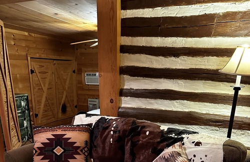 Mountain View Otro | Bumpy’s Hollow~tranquil farmhouse built around a mid-1800's hand hewn log cabin