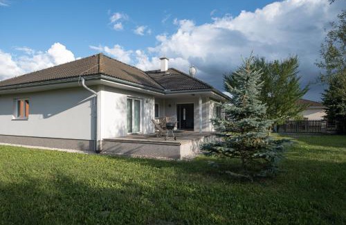 Golcuv Jenikov Casa | Bungalov u řeky a lesa