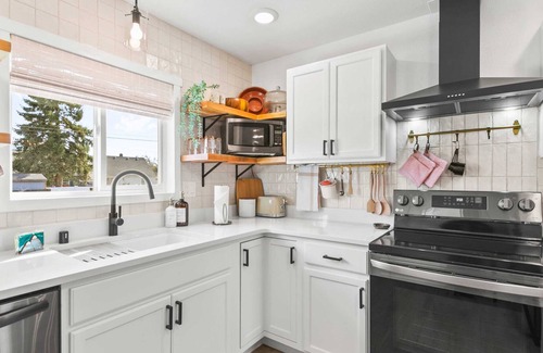 West Central Casa | Bungalow 29 / Chic / Mins To Dwntwn / Pet Friendly