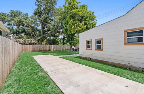 McGregor Casa | Bungalow Bliss - Large Backyard & Fire Pit