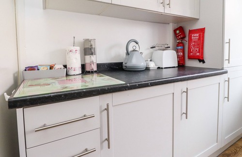 Thornton-Cleveleys Casa | BUNGALOW BY THE SEA, pet friendly, with a garden in Cleveleys