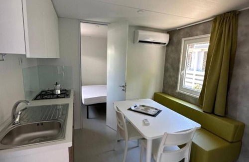 Oliveto Lario Casa | Bungalow 'Casa Mobile 8' con terraza privada, jardín compartido y aire acondicionado