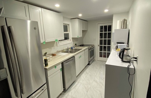 Fort Erie Casa | Bungalow close 2 Lake Erie: 3 beds/2 full bathrooms/big living room/kitchen/deck