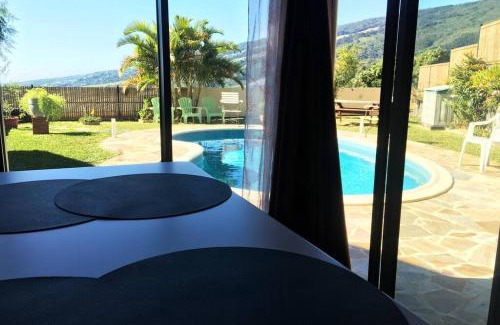 Sainte-Clotilde Casa | Bungalow des pensées piscine chauffée 28°