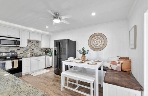 Jupiter Casa | Bungalow! Hot TUB! Games! 10 min to Beach!