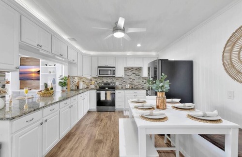 Jupiter Casa | Bungalow! Hot TUB! Games! 10 min to Beach!